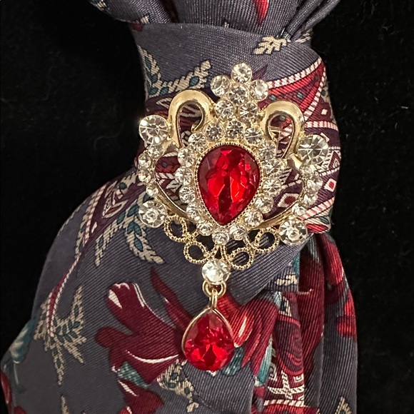 Vintage tie, brooch necklace - Picture 2 of 7